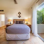 Classic Condo On 5Th Avenue , Steps From The Beach - Mclaren